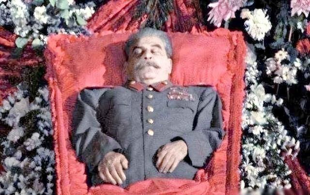 1961年，斯大林坟墓被挖开，军官们将其从水晶棺中抬了出来， 亲手剪掉他军服上所
