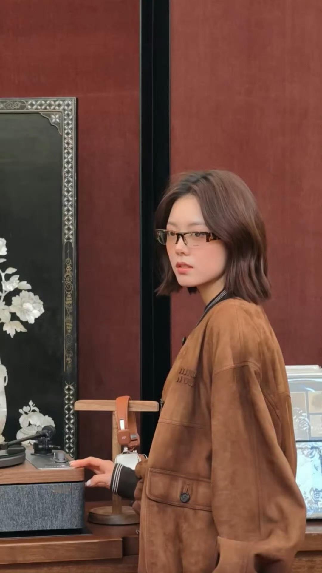 今麦妹妹把头发剪短了，好一个干净利落～ 