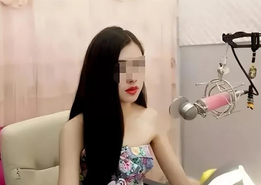 豫地朱老板在经过几番痛苦纠结后，带着20岁的女儿小梦投案自首。原因是小梦借管理父