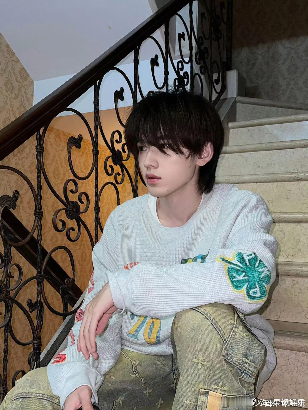 #宋亚轩喊自己脆脆大王##长发宋亚轩杀回来了# 长发宋亚轩来咯，为了演唱会留长发