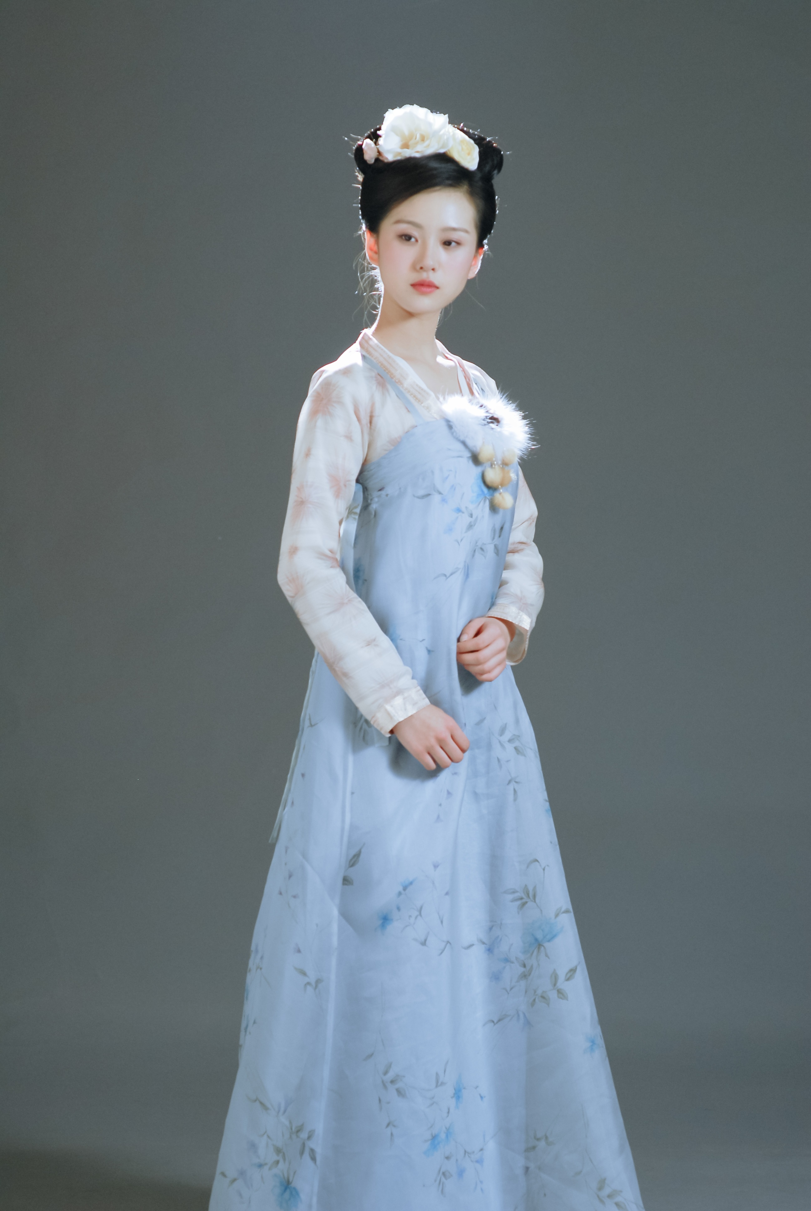 以前的定妆照真是简洁刘诗诗不愧是天选古人20岁有时候看着稚气未脱，但身段已经有古