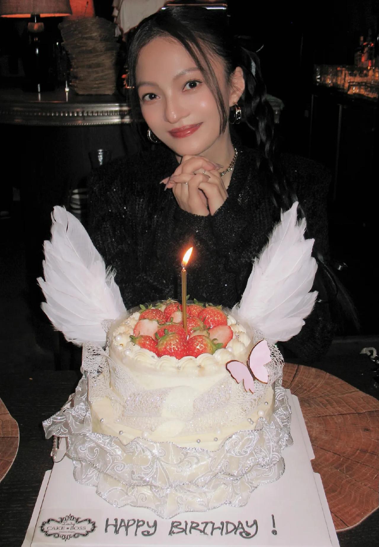 张韶涵42岁生日照，带翅膀的蛋糕和她的歌曲很配啊！照片中，张韶涵扎着麻花辫，身材
