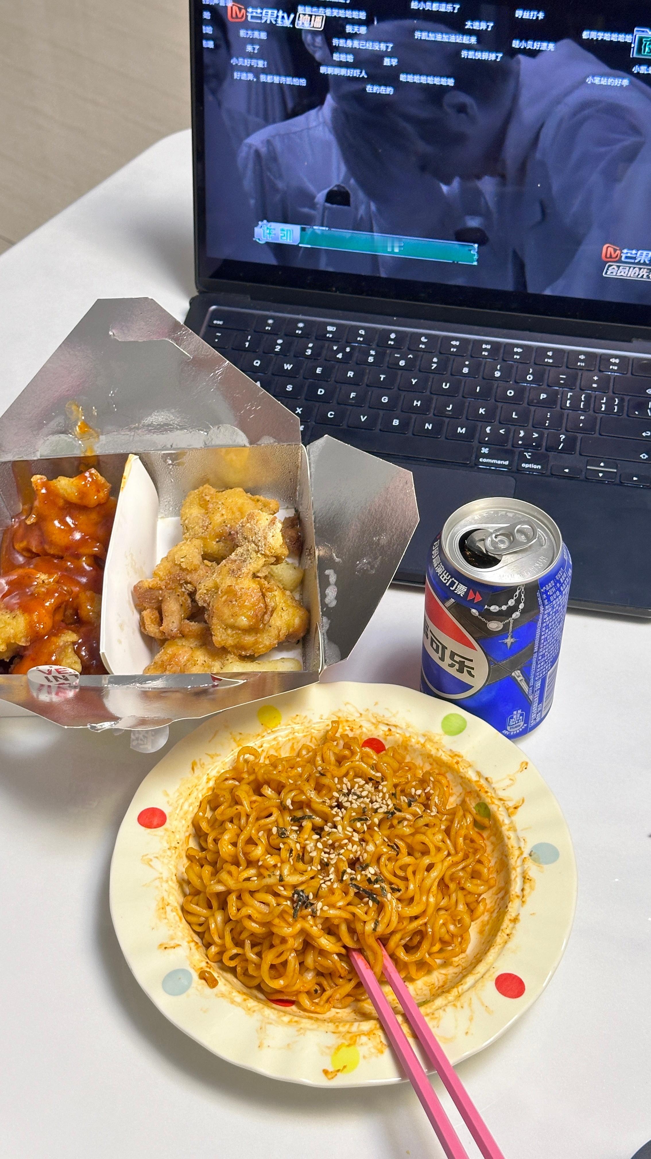 太久没吃炸鸡火鸡面了！！！！！！顺便说一句 这一期密逃好好看啊 ​​​