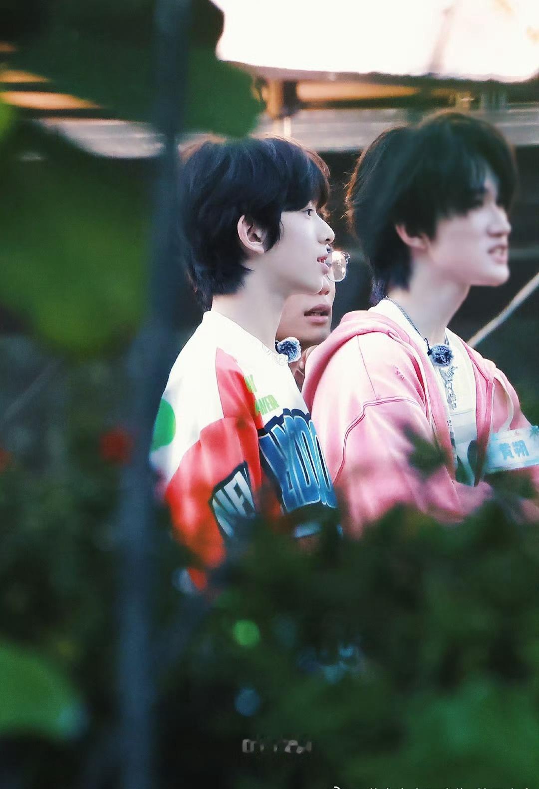 和师兄比身高的萌萌小狗🐶
@TF家族-陈浚铭chen 
陈浚铭 四代顶级RAP