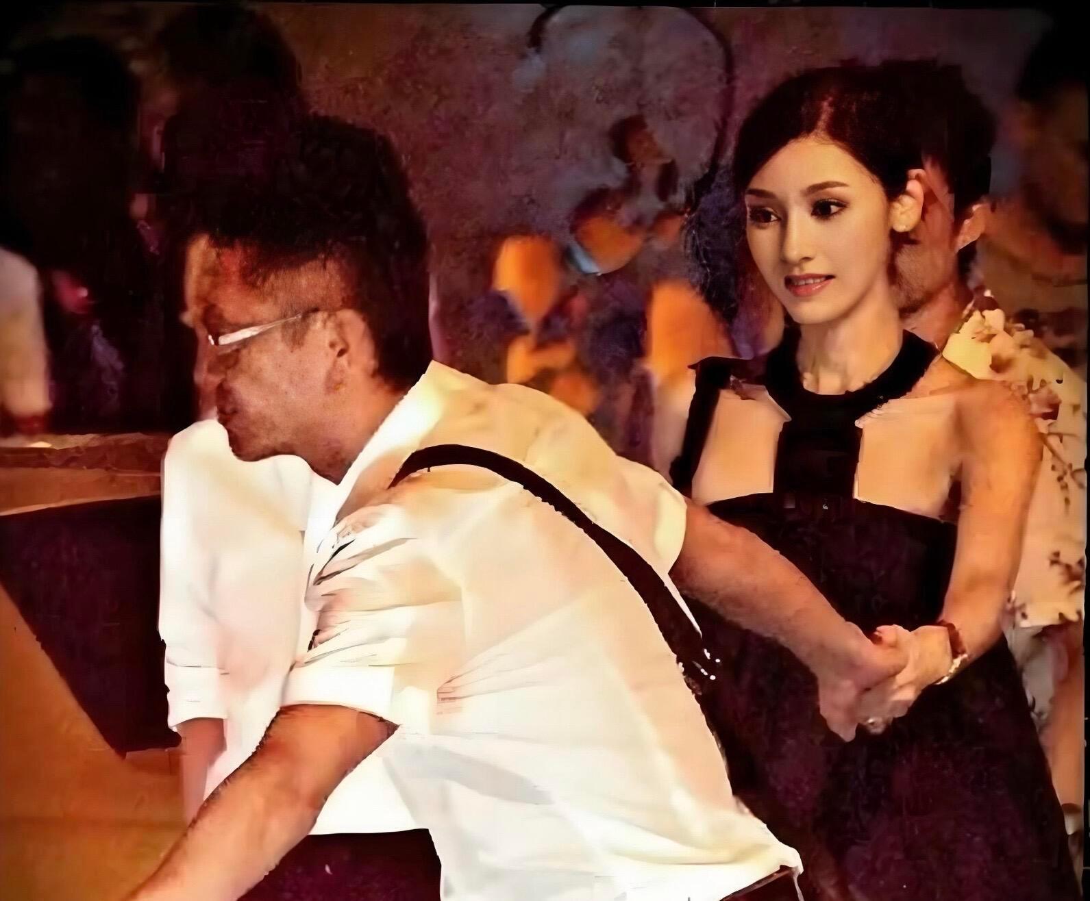 李嘉欣最好看的样子就是在和许晋亨高调公开拍拖时候 当时各种路透霸屏 她竟然能做到