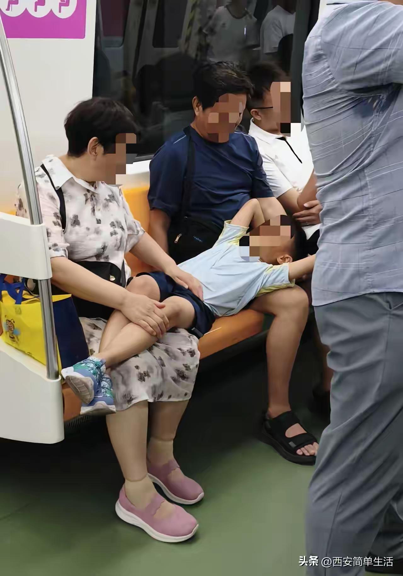 一张图引发网友热议，是孙子不懂事还是老人太娇惯？

地铁上五六岁的孙子头躺在爷爷