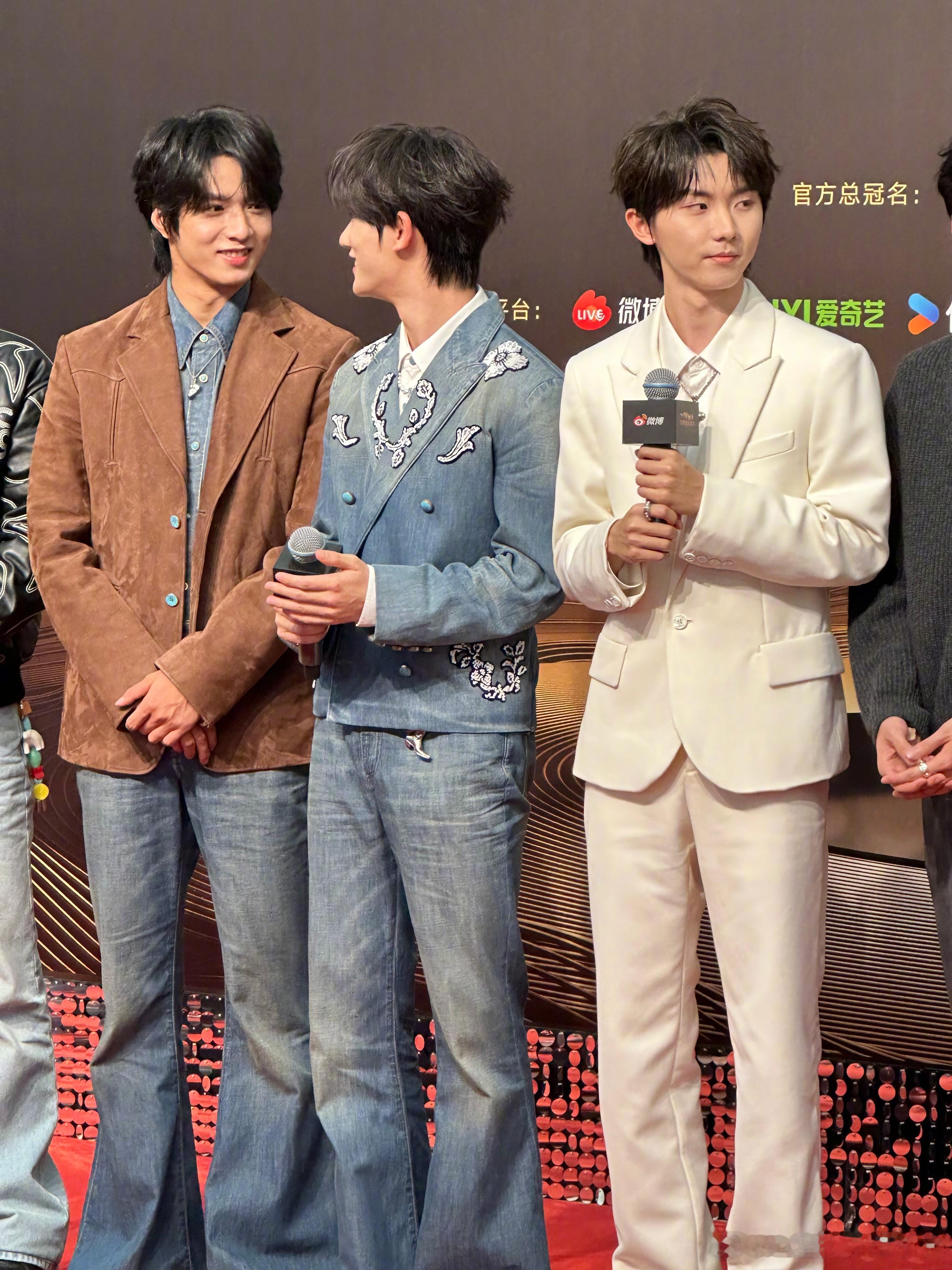 刘耀文、丁程鑫你俩聊啥呢[喵喵]给我也听听呗 ​​​
