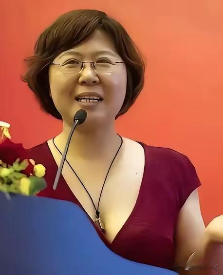 从这张照片里看到了些什么？

前一段时间，因为贾浅浅的事情，牵扯出了管笑笑，管笑