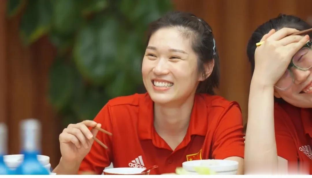 女排聚餐 小宇宙调皮捣蛋😜（看图欣赏↓）
中国女排全员聚餐，菜斌一声：同志们开
