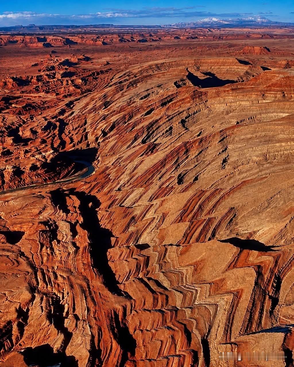 这条绵延近100英里的巨大地质构造是典型的“单斜构造”—一地壳上巨大的阶梯状褶皱