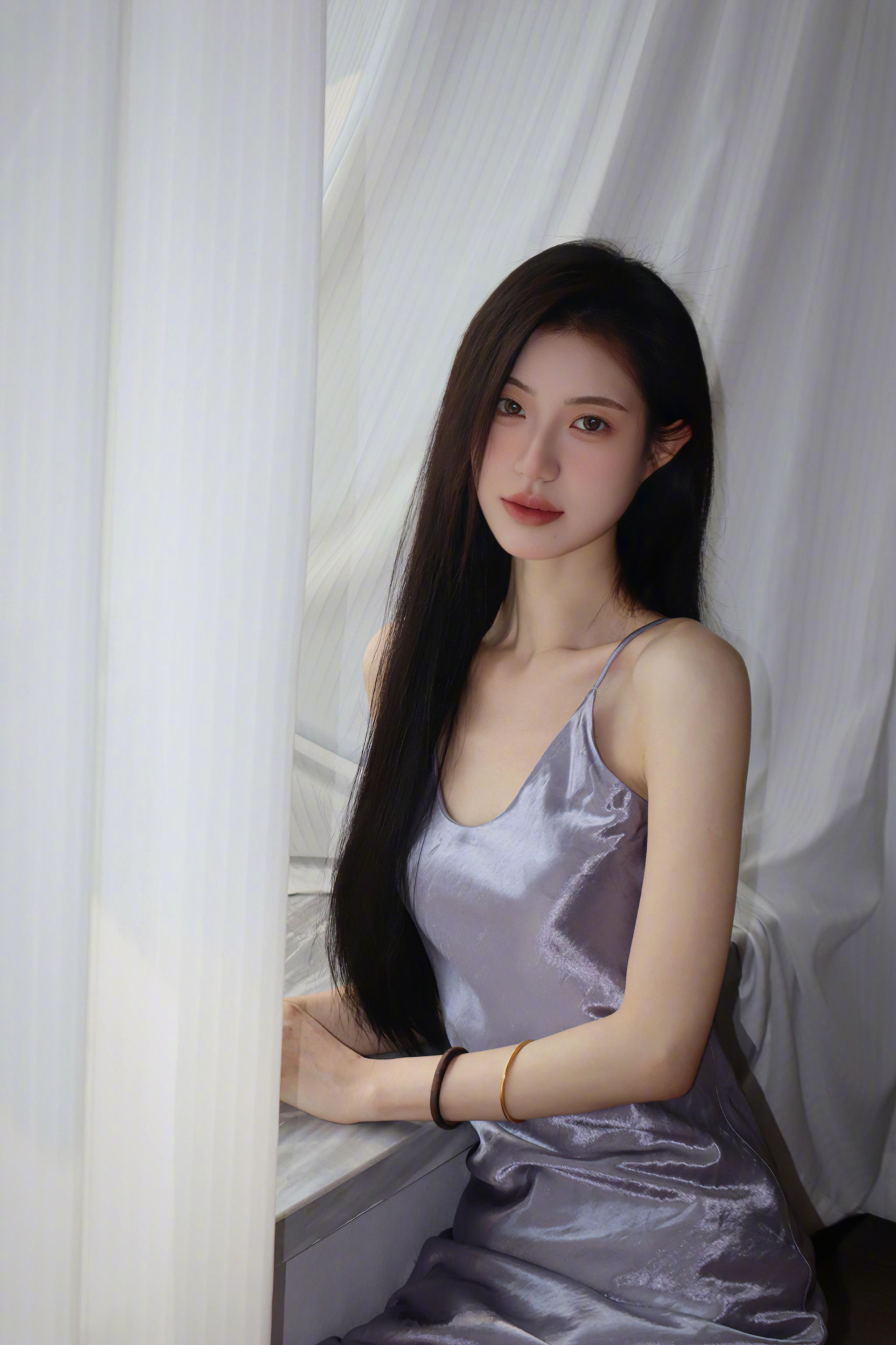 窗前静坐的女孩 ​​​