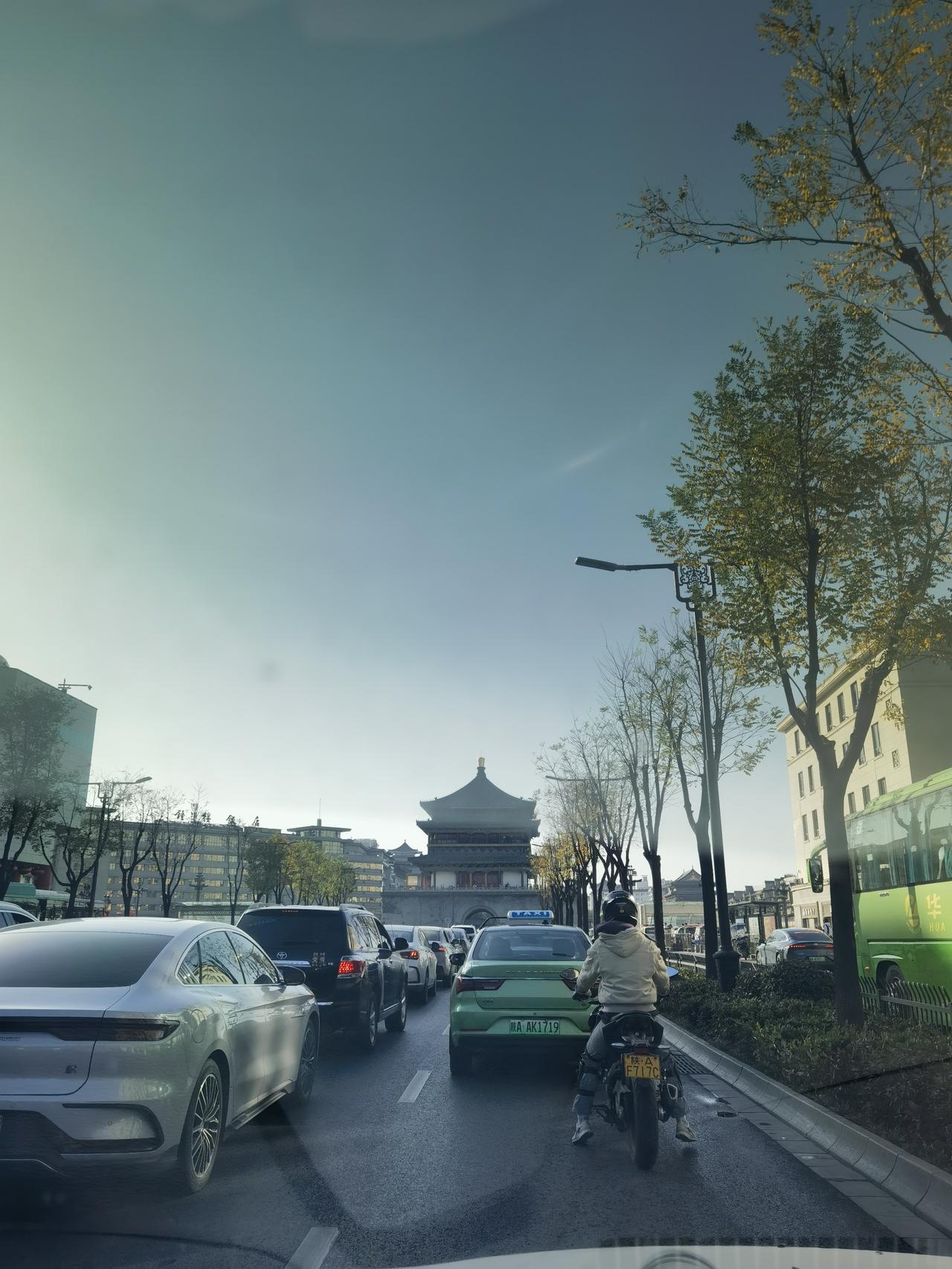 冬日生活打卡季今天温度较昨日下降幅度较大，请各位朋友加衣