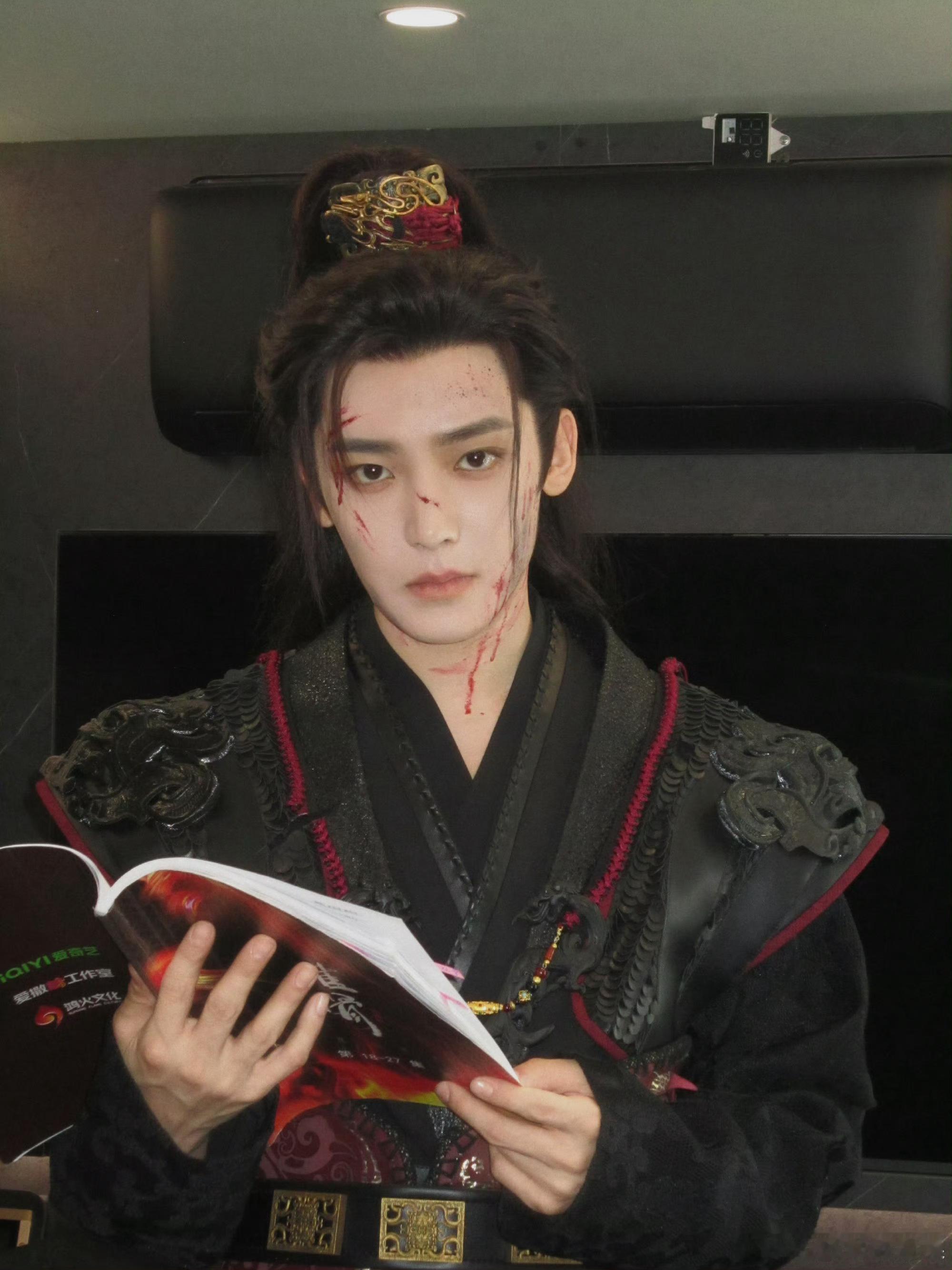侯明昊 挑战和萧无衣对视侯明昊和剧中的萧无衣对视挑战太有意思，萧无衣的眼神凛冽又