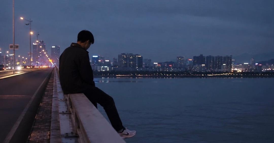 凌晨2点， 一个负债40万的年轻人准备跳江。  出租车司机对他说： “死之前， 