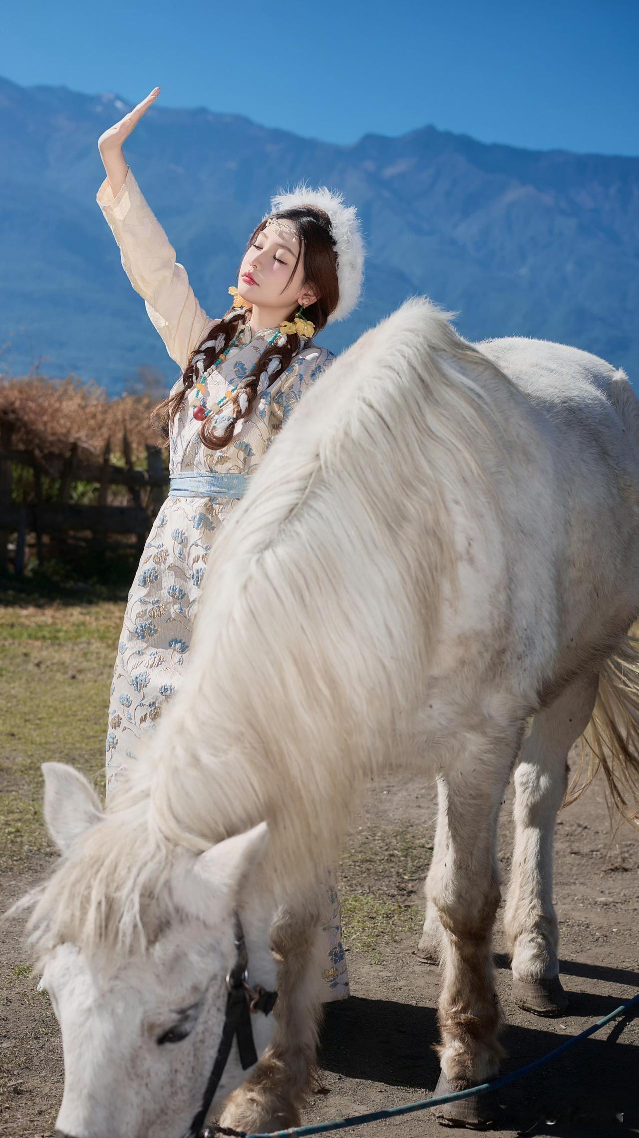 大山脚下草地上的白马与少女，美如画卷。