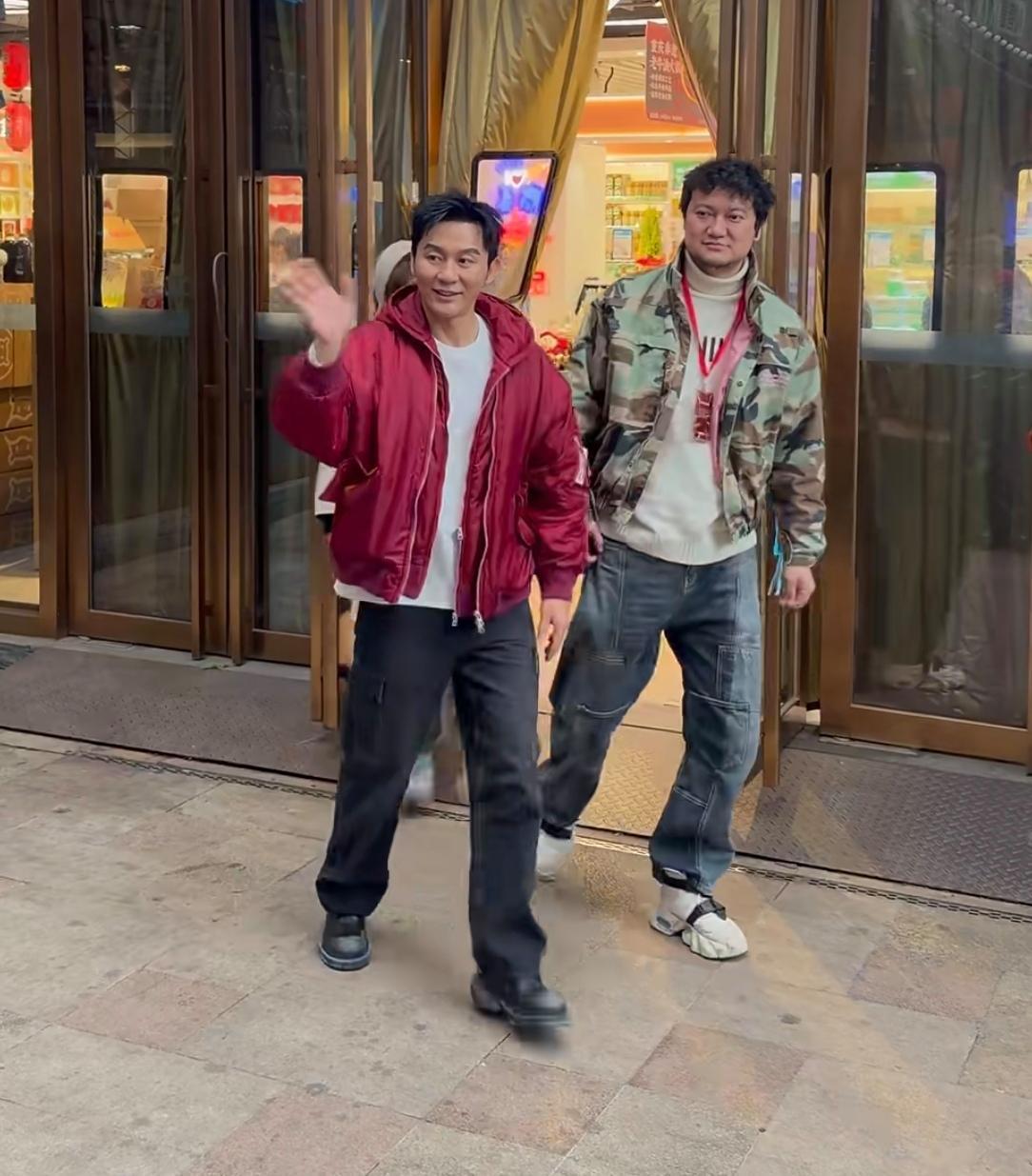 47岁李晨在长沙的超市门口被偶遇，他个子不高，虽然身材五五分，本人好亲切啊 