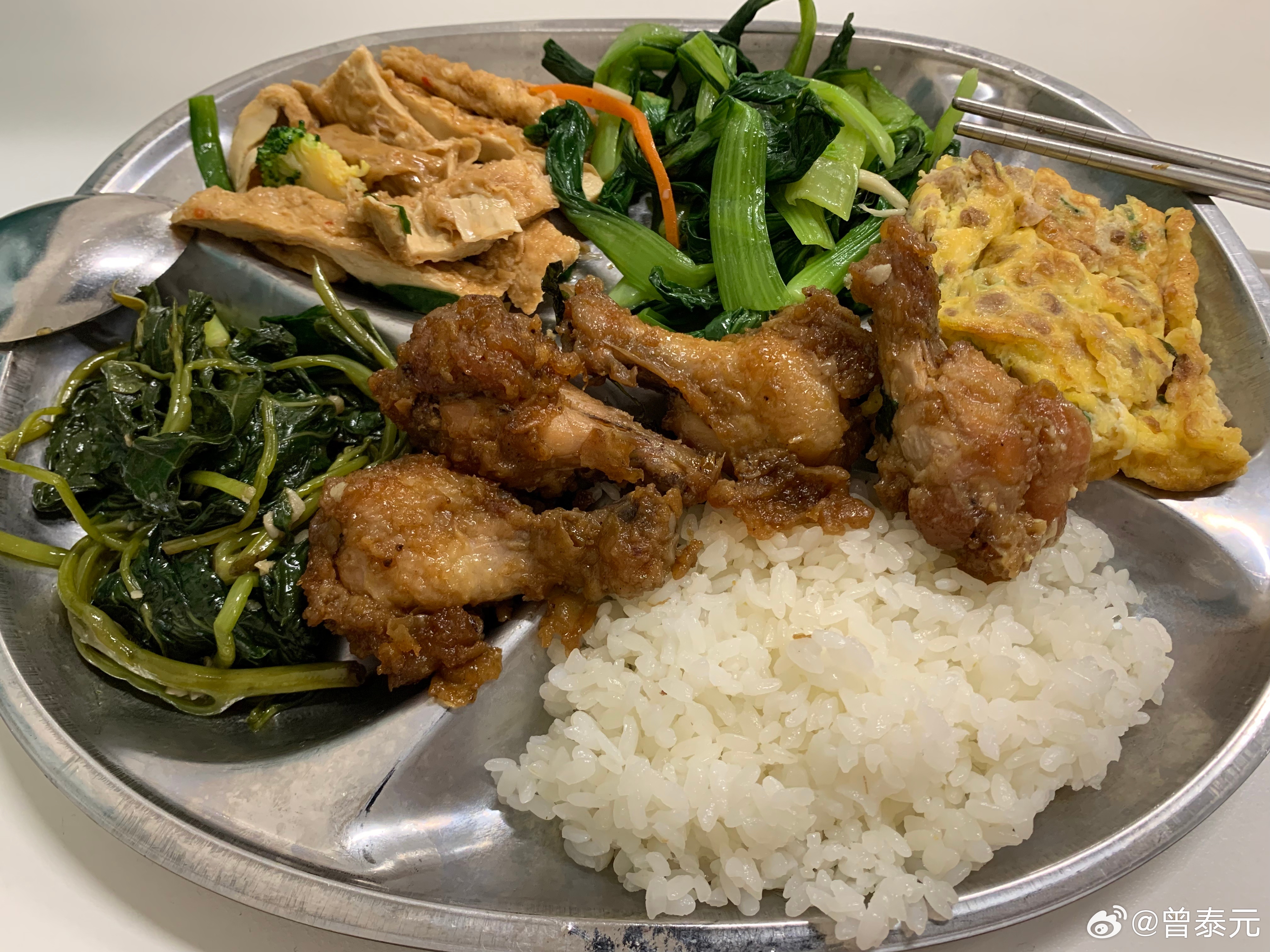 台北市政府地下二楼的中式快餐店，四素一荤台币100元（约人民币21元），在周边是