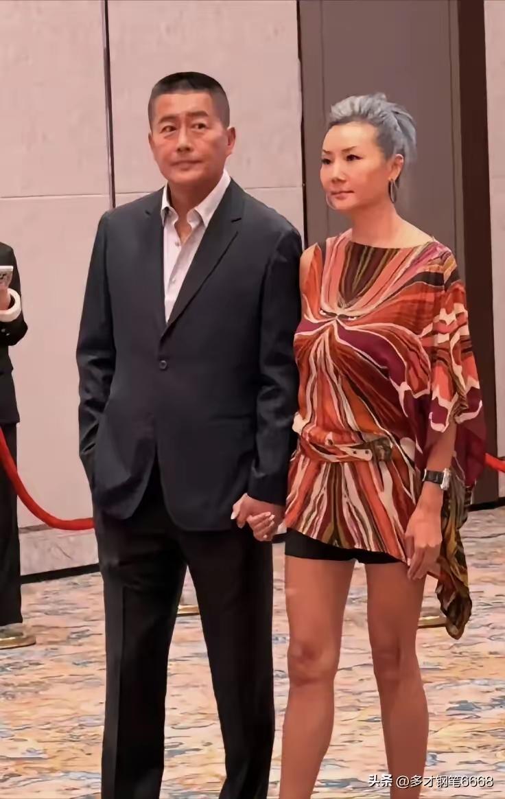 高曙光带着妻子出席活动，这画面真是养眼。60岁的高曙光魅力丝毫不减，那如画的眉毛