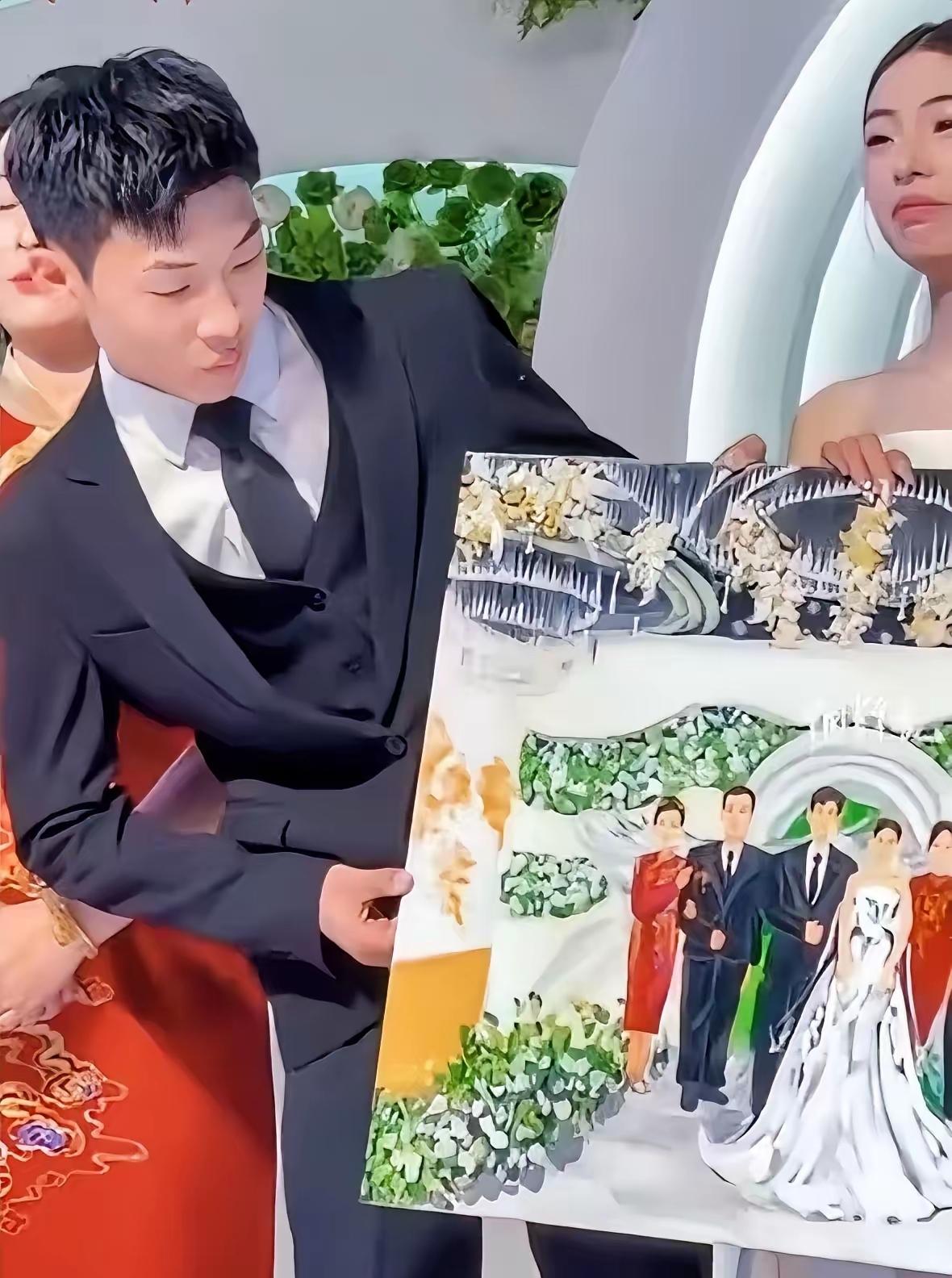 泪目！河北邯郸，一对新人结婚，在婚礼现场的合影环节时，新娘突然喊着说等一下，随后