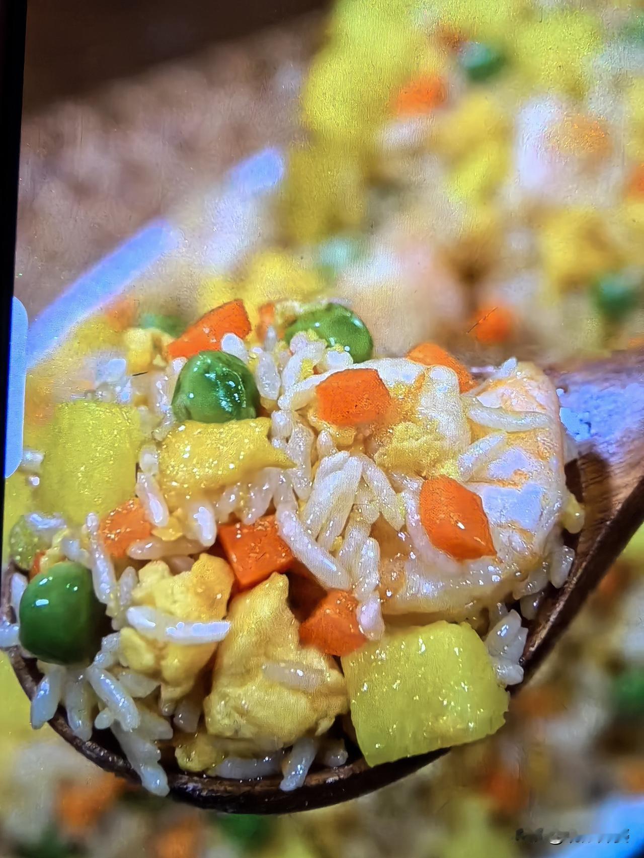 菠萝正当季，求你们都去试试这个菠萝虾仁炒饭，俩外子一人炫一碗
  现在四月份，正