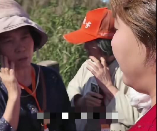 9月15日，辽宁盘锦导游董女士带团时，团里一位兰州老人突然收到女儿离世的噩耗，情