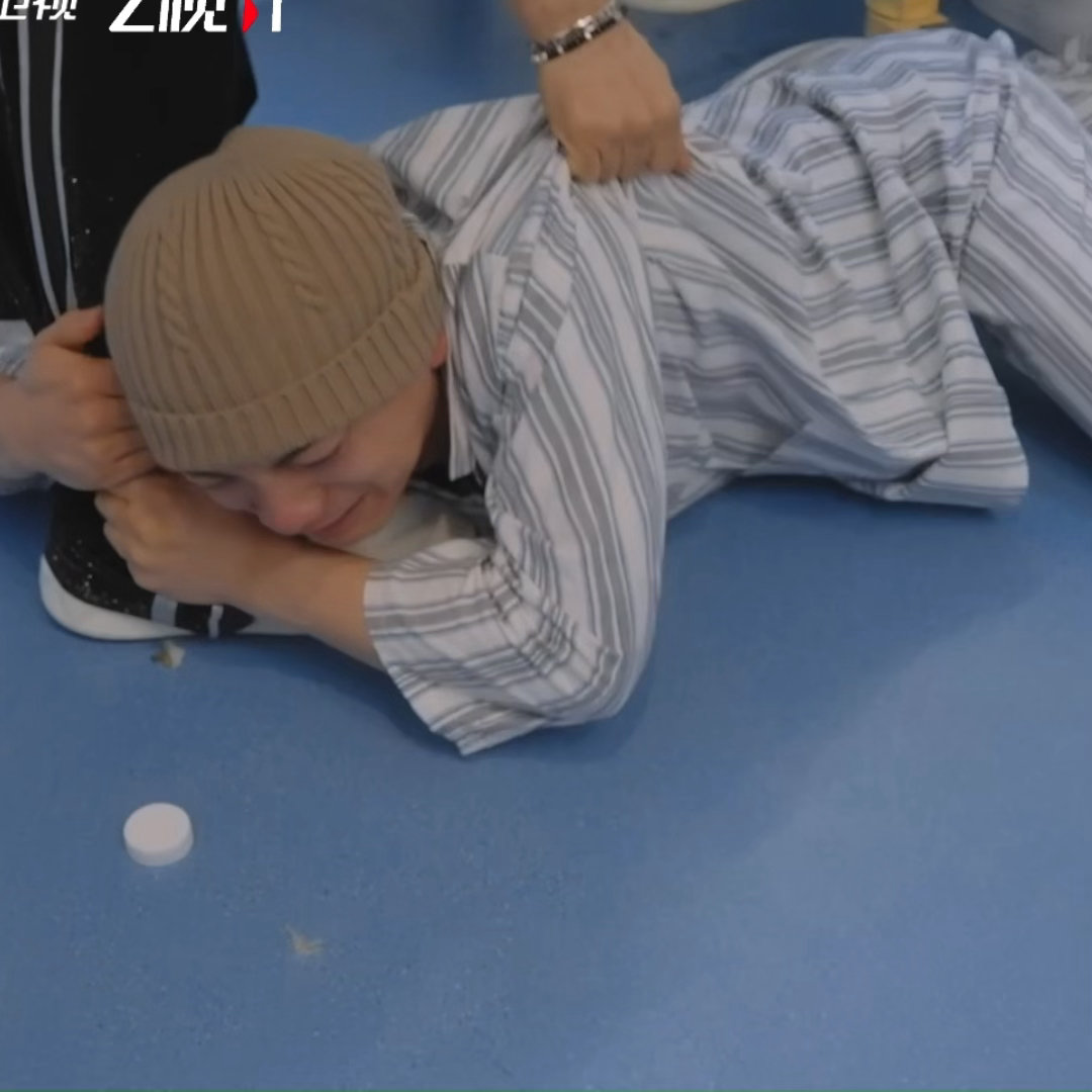 雪饼猴演我不是药神入神了无限超越班 张伦硕催账那场戏，雪饼猴的眼神从恳求到绝望，