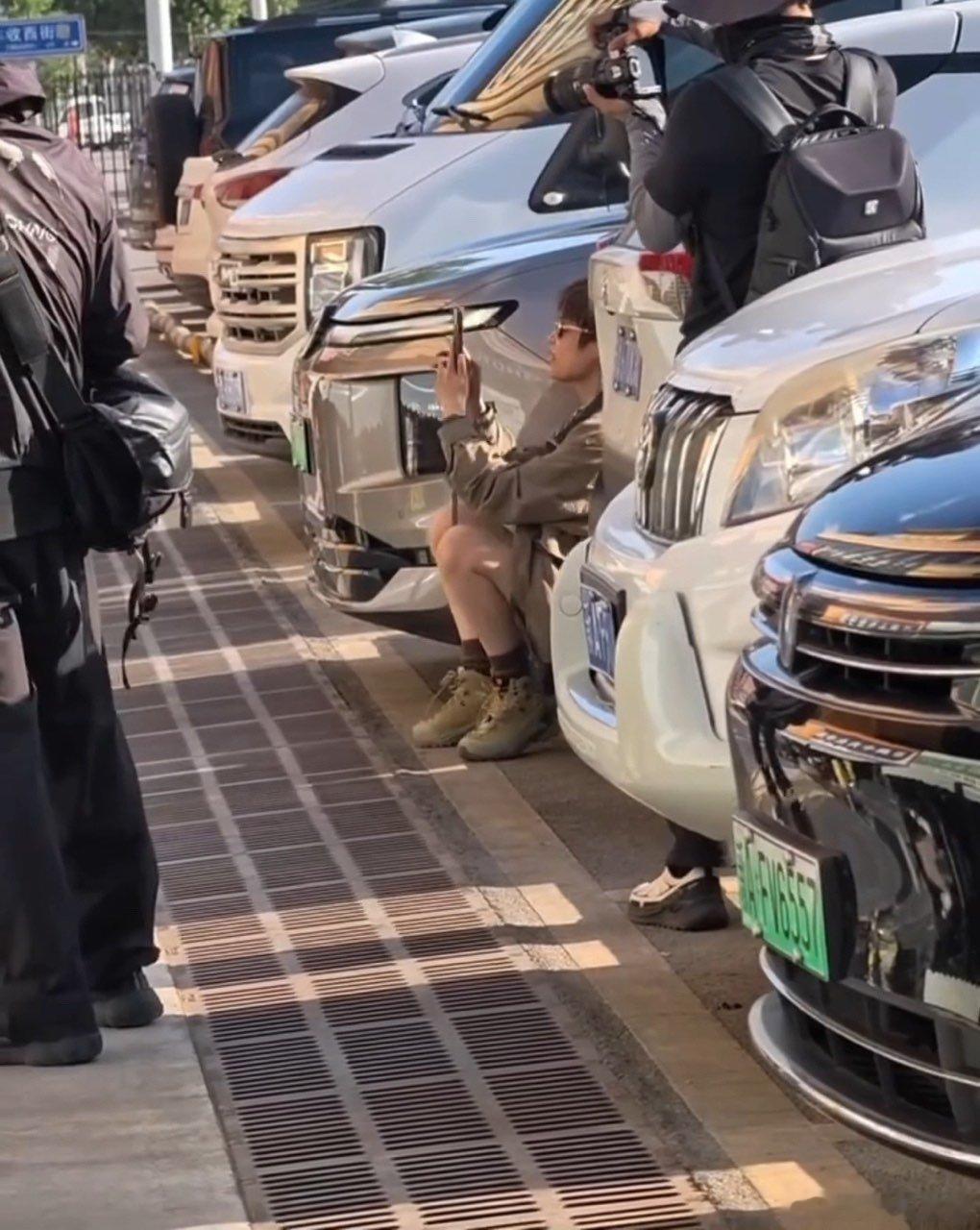 我给闺蜜出片就李宇春这样 李宇春给高叶拍照演我给闺蜜出片 向野的我们李宇春专心给