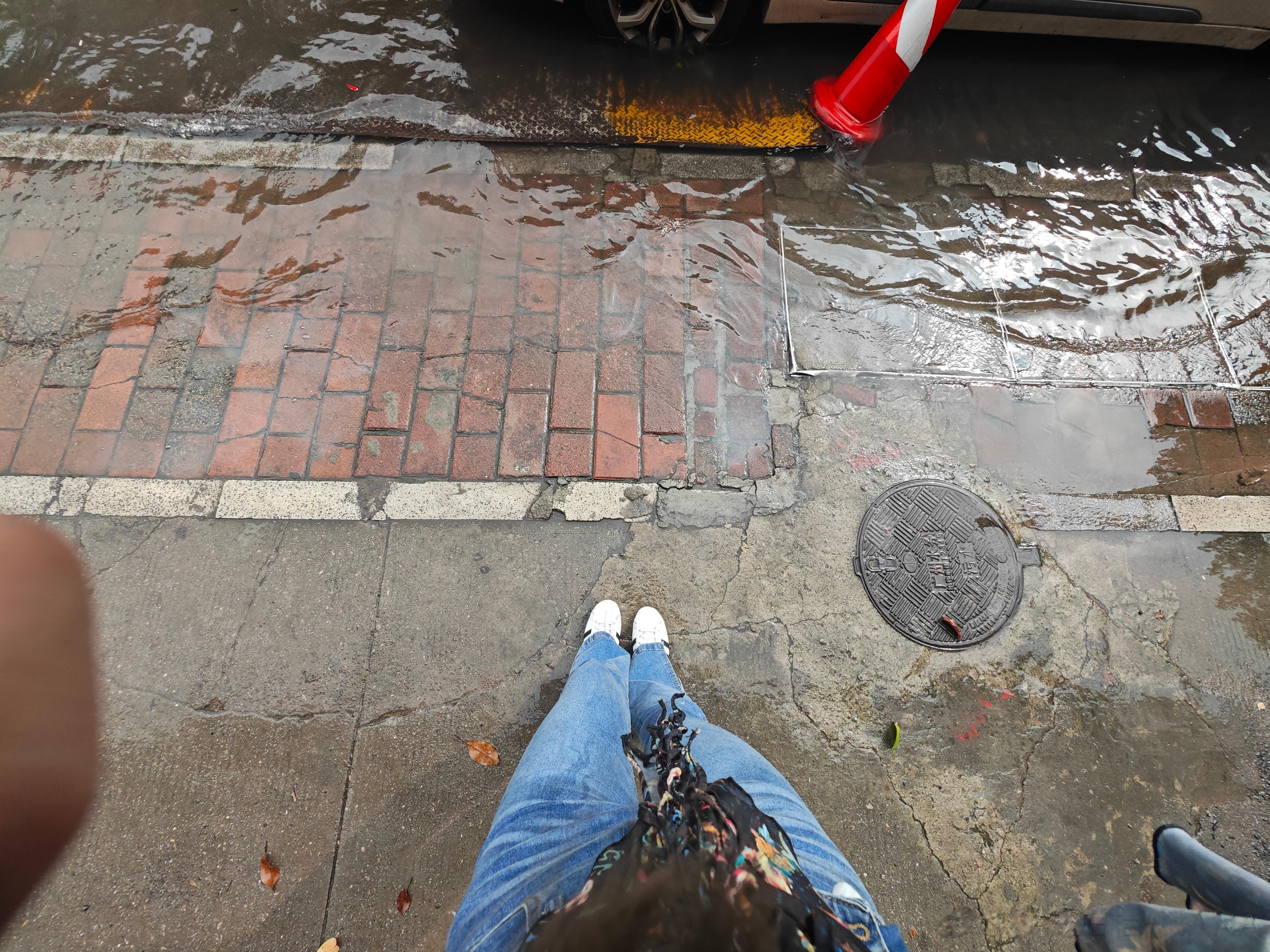 这雨真的泰可怕了吧 再大点车子都淹了~[允悲][允悲][允悲] ​​​