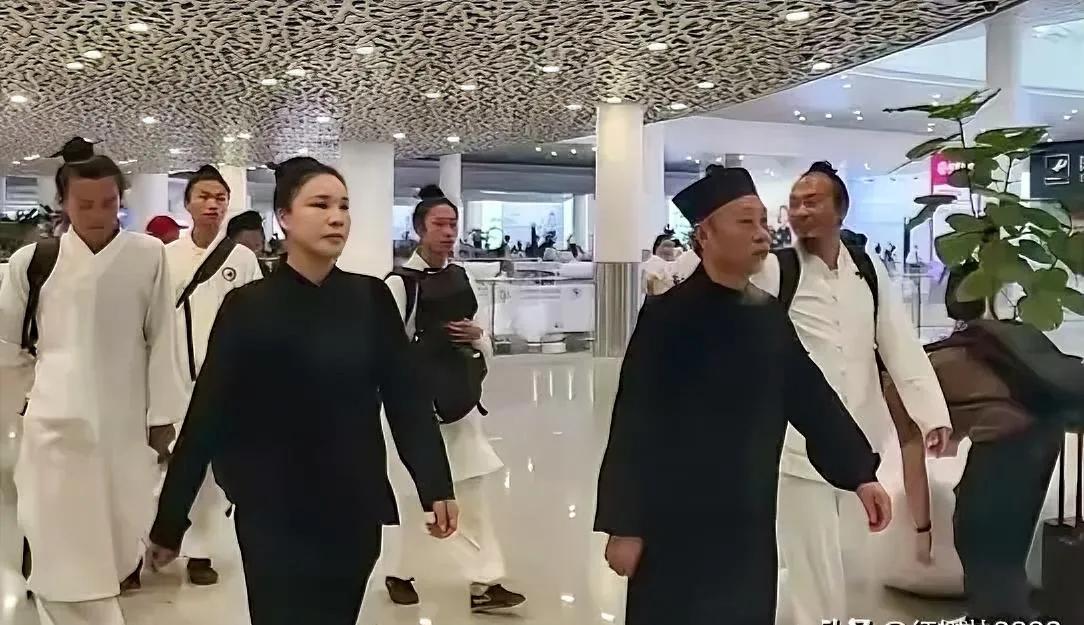 自从看过《奇门风水大天师李乘风》，我就相信一切都是真的，丸子头昂首阔步堂堂正正的