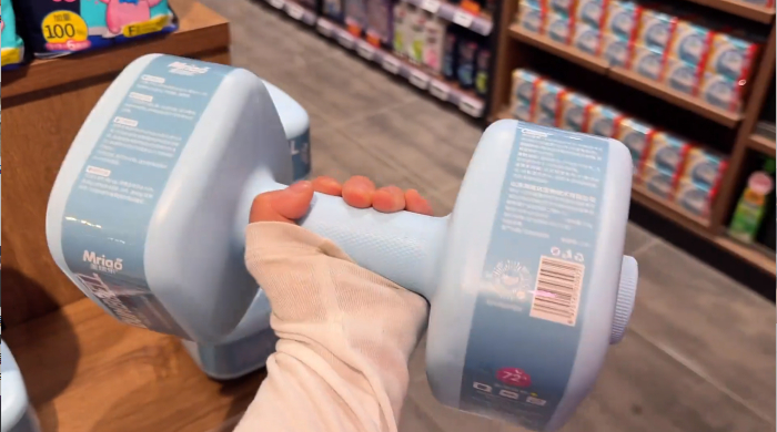 健身人有自己的省钱方式举完哑铃直接倒洗衣液洗衣服和锻炼两不误全民运动flag大会