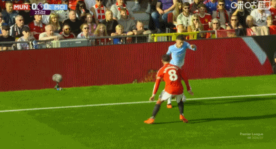 福登很郁闷啊，他被B费给踢了一下屁股，然后他倒地时蹬踹报复B费。
B费顺势就倒在
