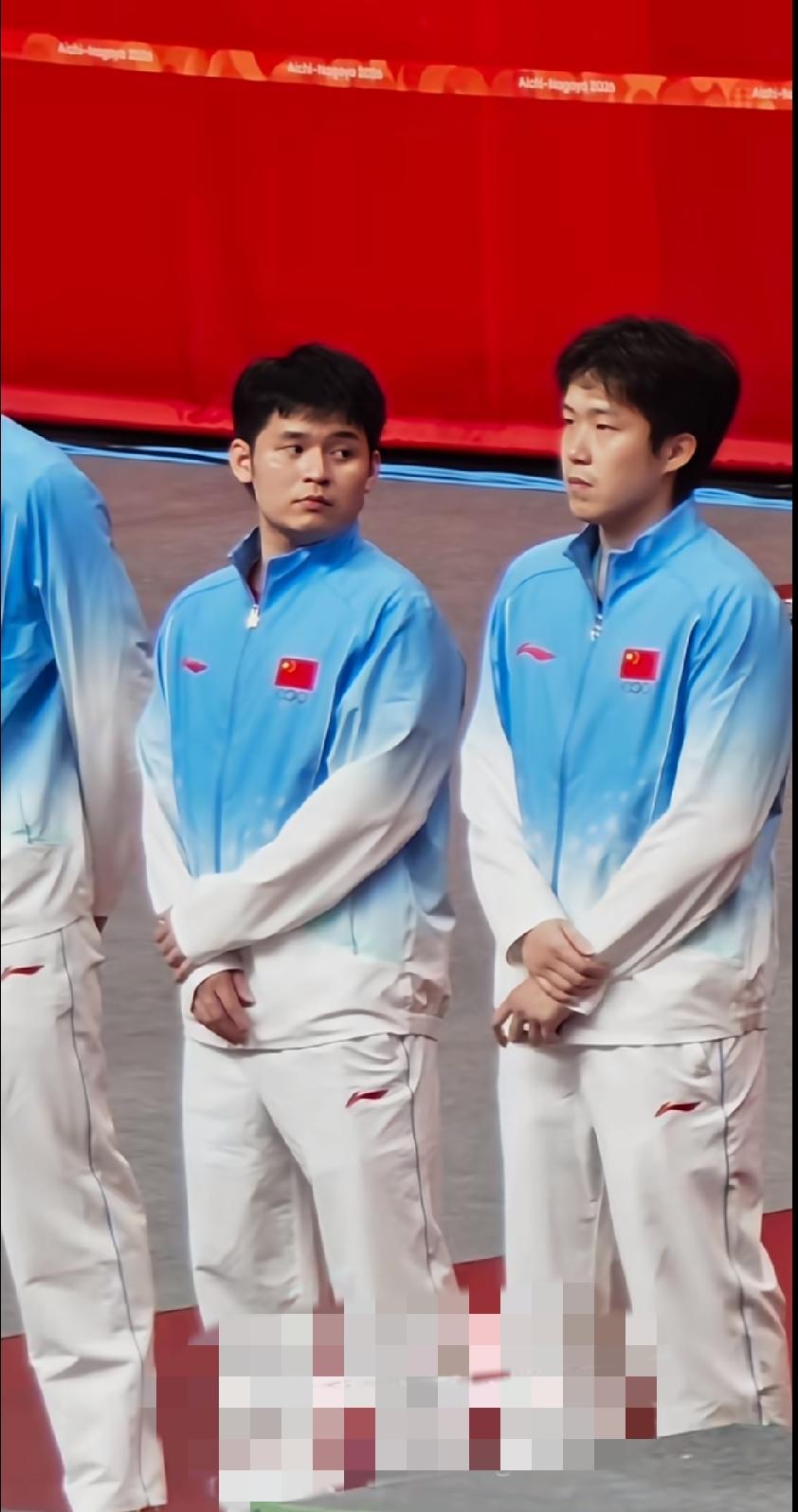 刷到名古屋亚运会男团颁奖的画面，心里一下子五味杂陈。
国乒男团拿到了亚军，这次输