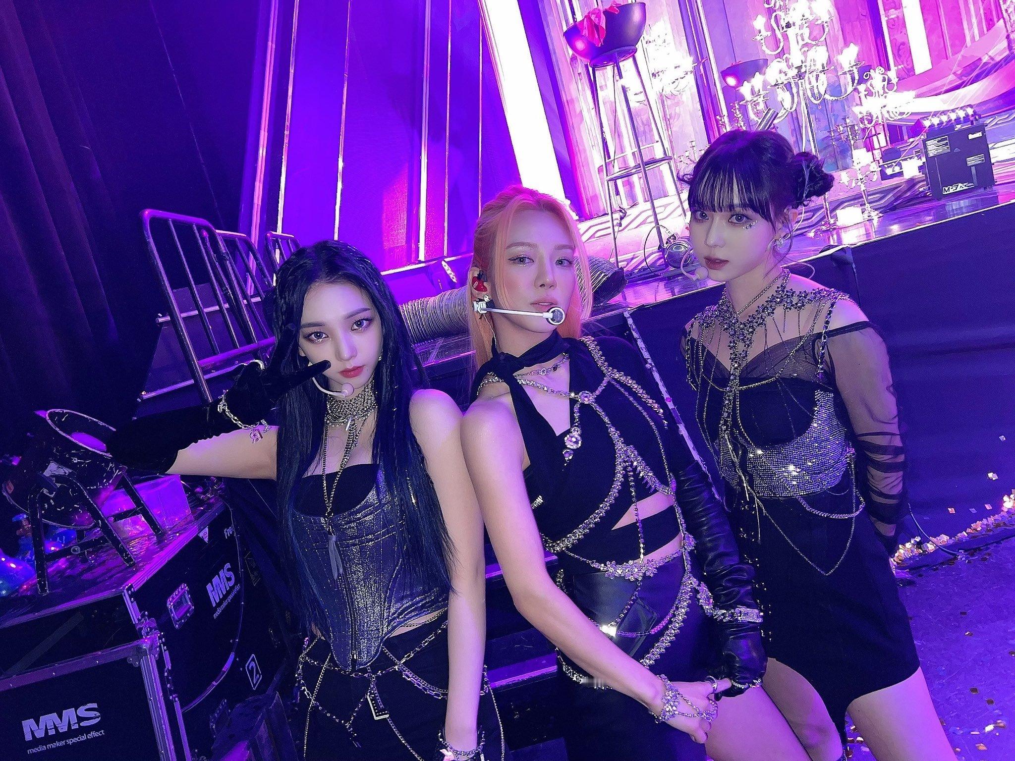 GIRLS ON TOP  🤗🔝🤩 