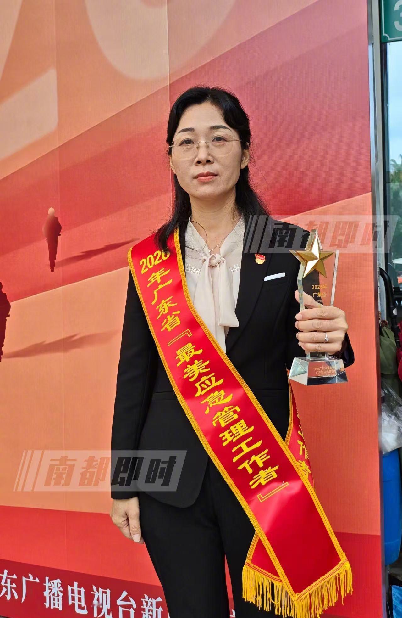 刘名芳告诉南都记者，目前滑坡点已经安装了两道拦坝，可以抵挡一定程度的风雨影响，“
