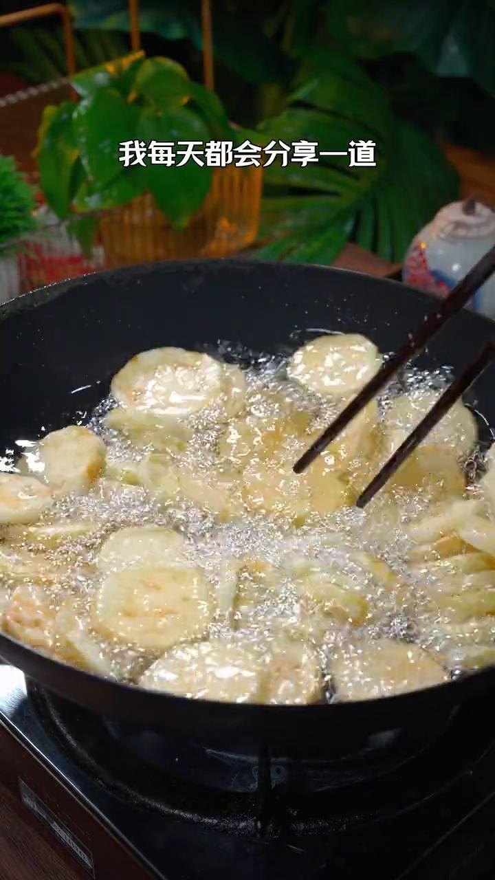 锅包茄子。
我是万万没想到，把茄子上锅炒一炒，出锅就是网上很火的茄子新吃法。楼下