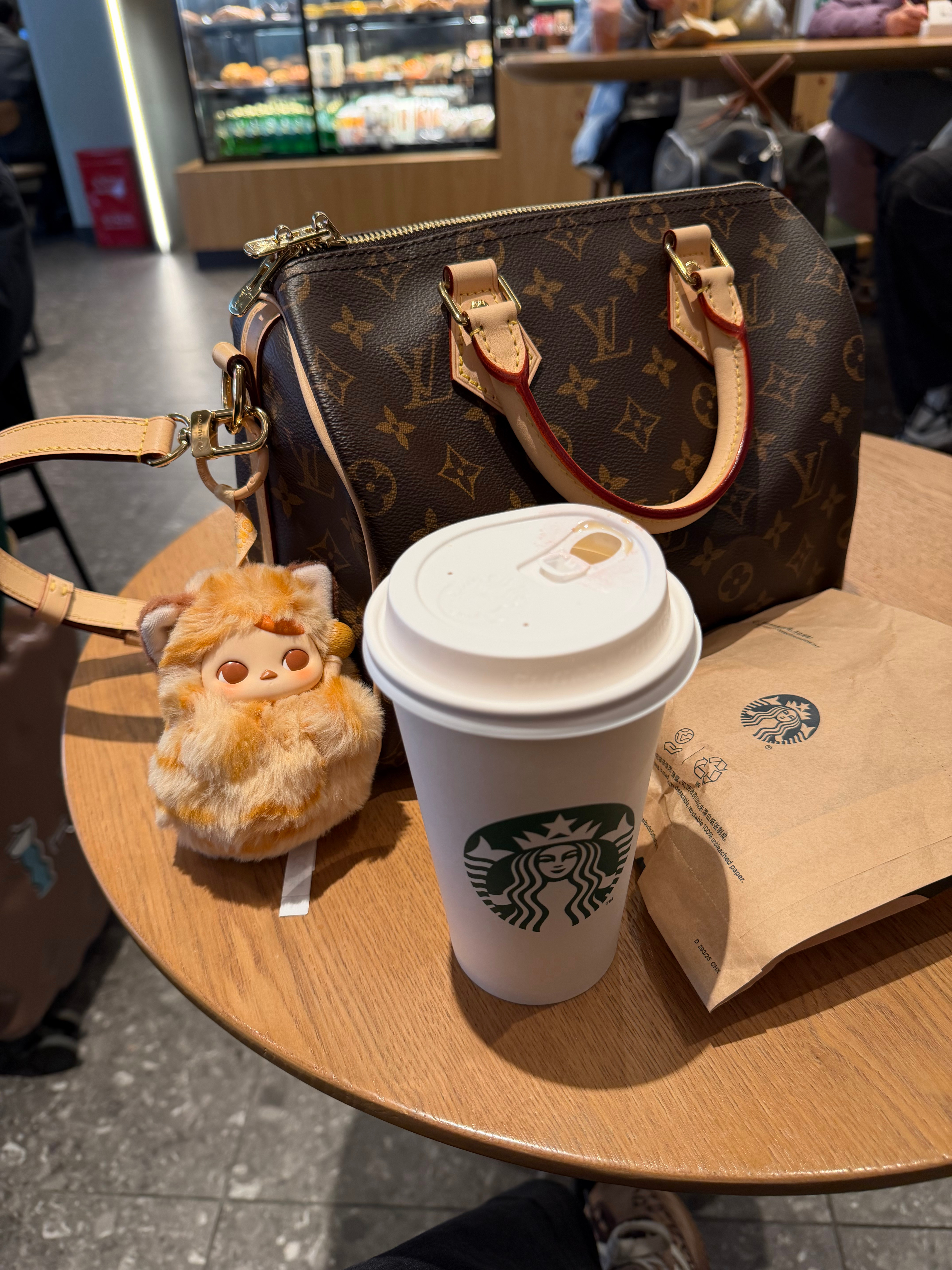 speedy25号好能装啊，啥都能塞进去短途旅行一个包就够了 