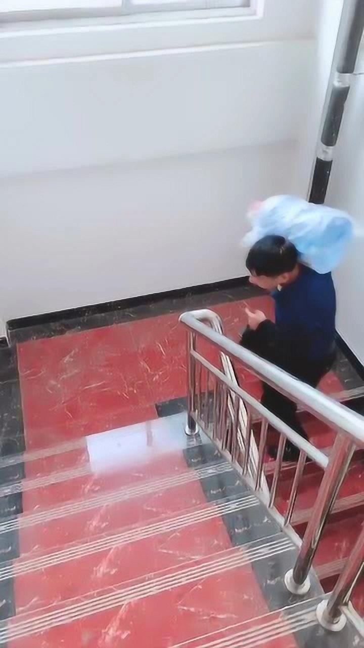 现代人体质真的这么弱吗？扛一桶罐装水爬7楼，10个人中只有一两个人可以做到！
 