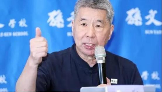 台湾孙文学校总校长张亚中说：“与其跟北京一直在辩论说我们要不要统一，不如去北京讨
