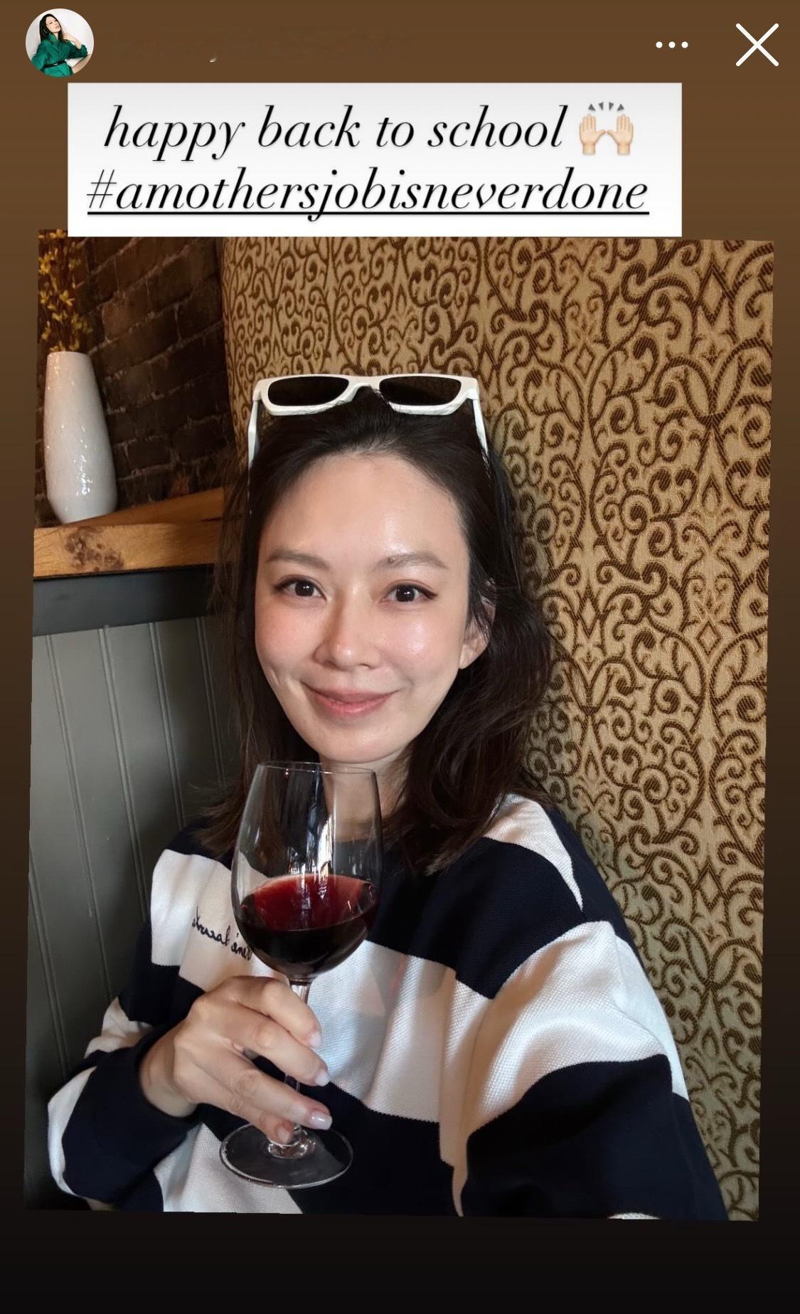 两个女儿去上学了，Melody开心到喝酒庆祝[笑cry] ​​​