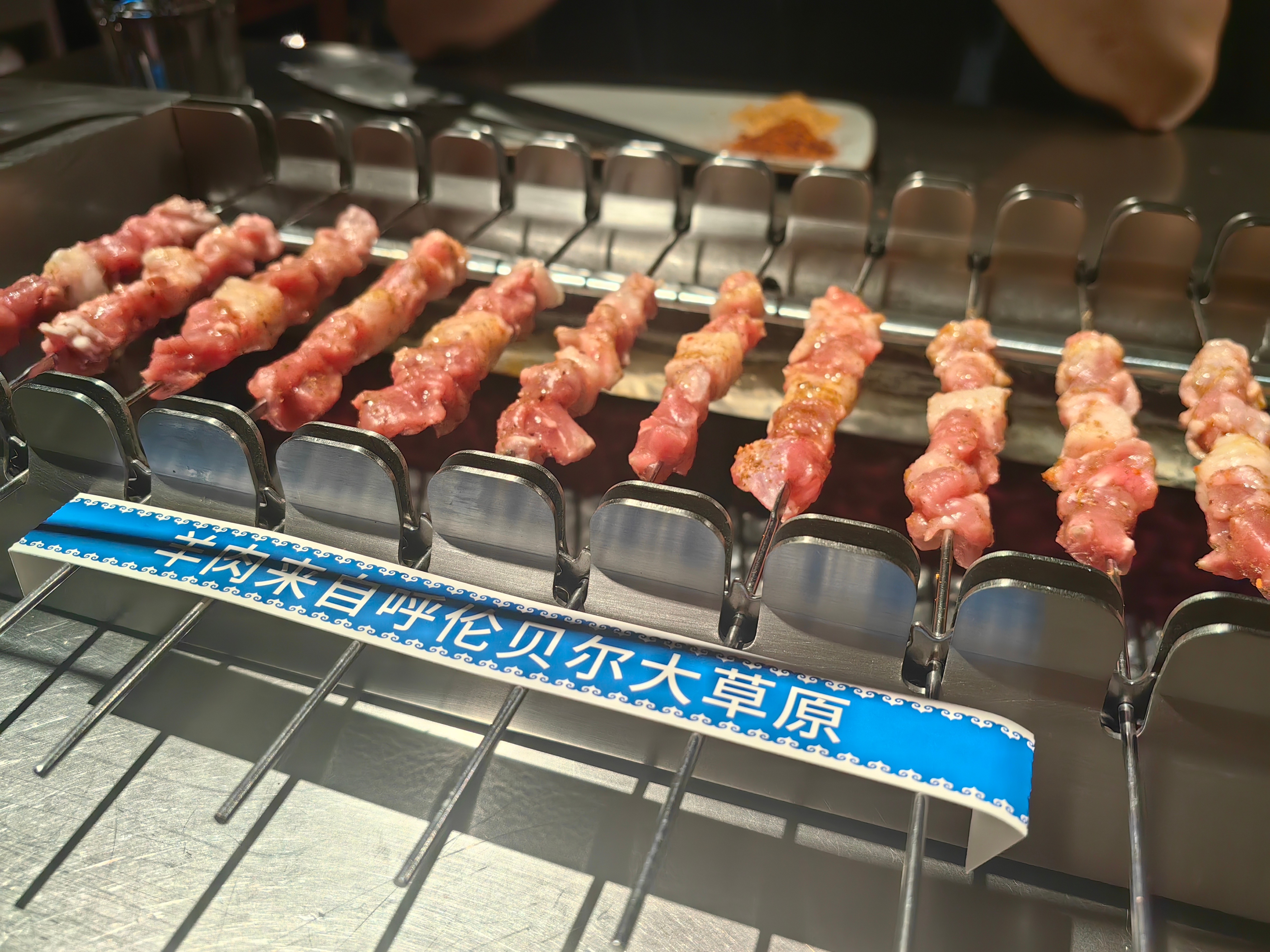 给小妞的庆功宴，手机先吃 ​​​