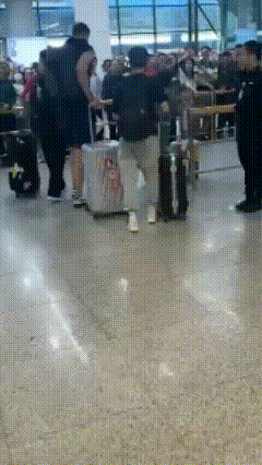 把冠军留在北区！新疆男篮风尘仆仆抵达沈阳，将在总决赛会师辽宁男篮，有球迷接机喊口