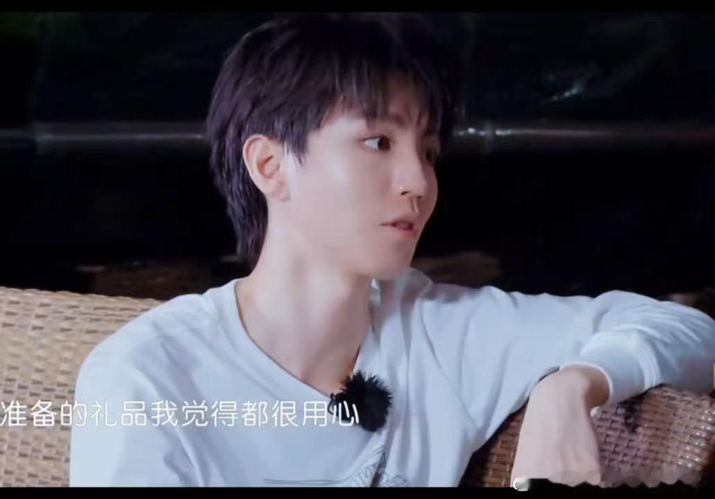 小凯夸完林大厨孟佳，停顿半秒才“还有雅琪这个……礼品很用心”。雅琪表情先懵后亮，