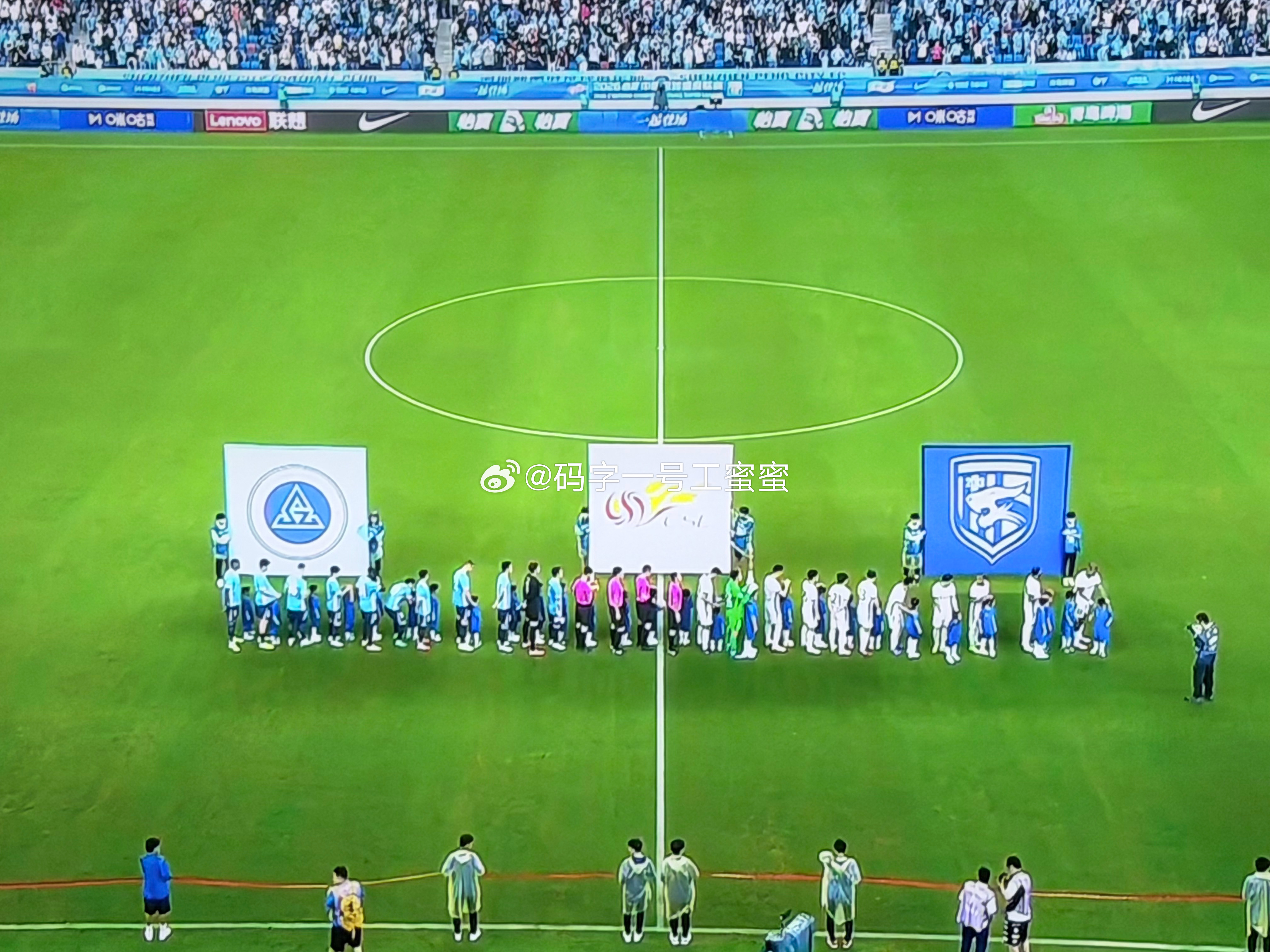 现场这是倾盆大雨啊深圳新鹏城vs武汉三镇中超联赛