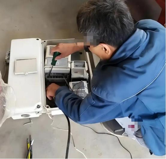 缺德到家了！从2016年2月开始，一男子发现家里每月电费高得离谱，觉得不太对劲，