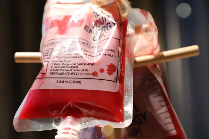 美国中产阶级卖血维生，着实令人大跌眼镜。过去，卖血浆不过是低收入群体的应急之策，