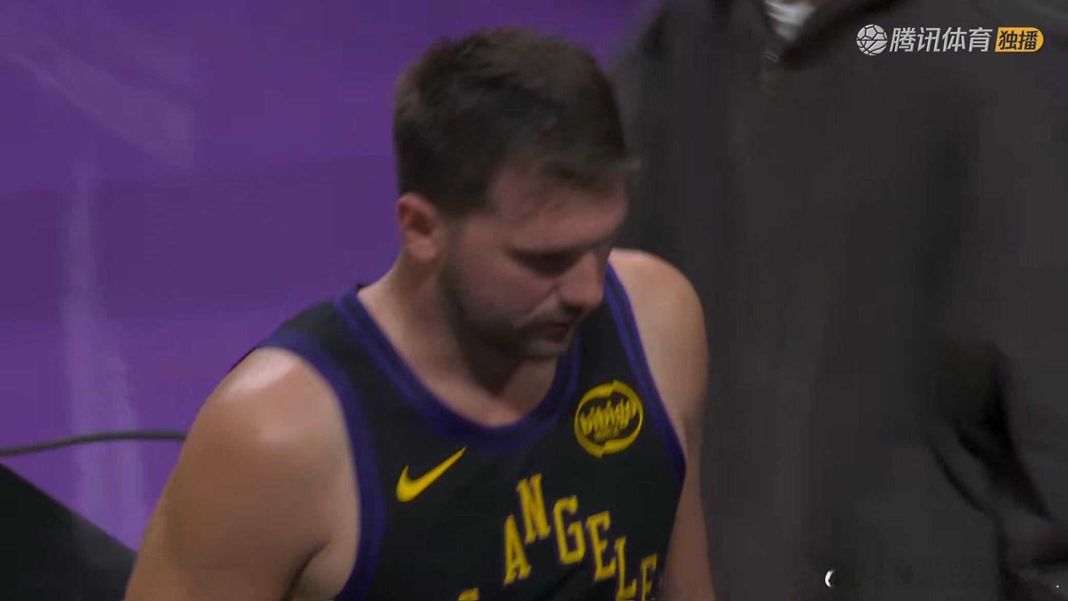 湖人领先1分，进入第四节魔术vs湖人