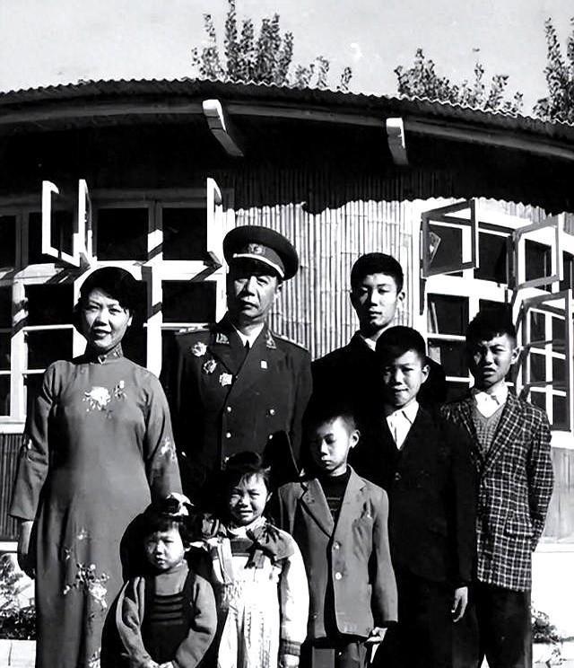 1980年，开国上将陈士榘与 范淑琴 结束近40年婚姻，按调解陈士榘支付女方30