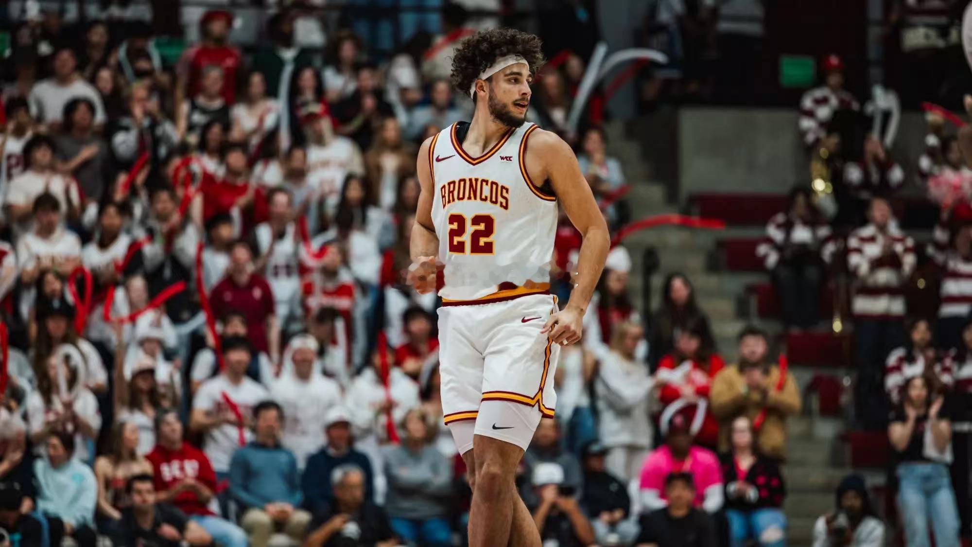 圣塔克拉拉大学的大一（红衫大二）锋线球员阿伦-格雷夫斯（Allen Graves