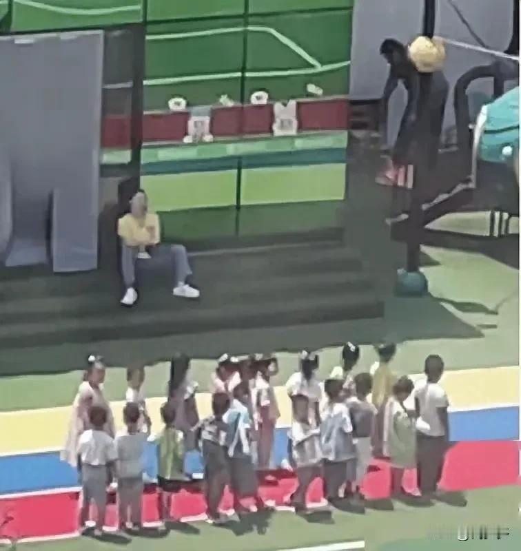 近日，山西太原的一所幼儿园因一起事件引发了广泛的舆论关注和讨论。在炎热的33度天