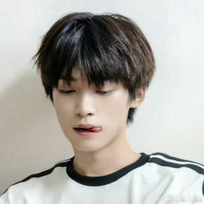 梓渝立秋晒照梓渝吐舌照梓渝吐舌照，可爱，[傻眼][傻眼] ​​​